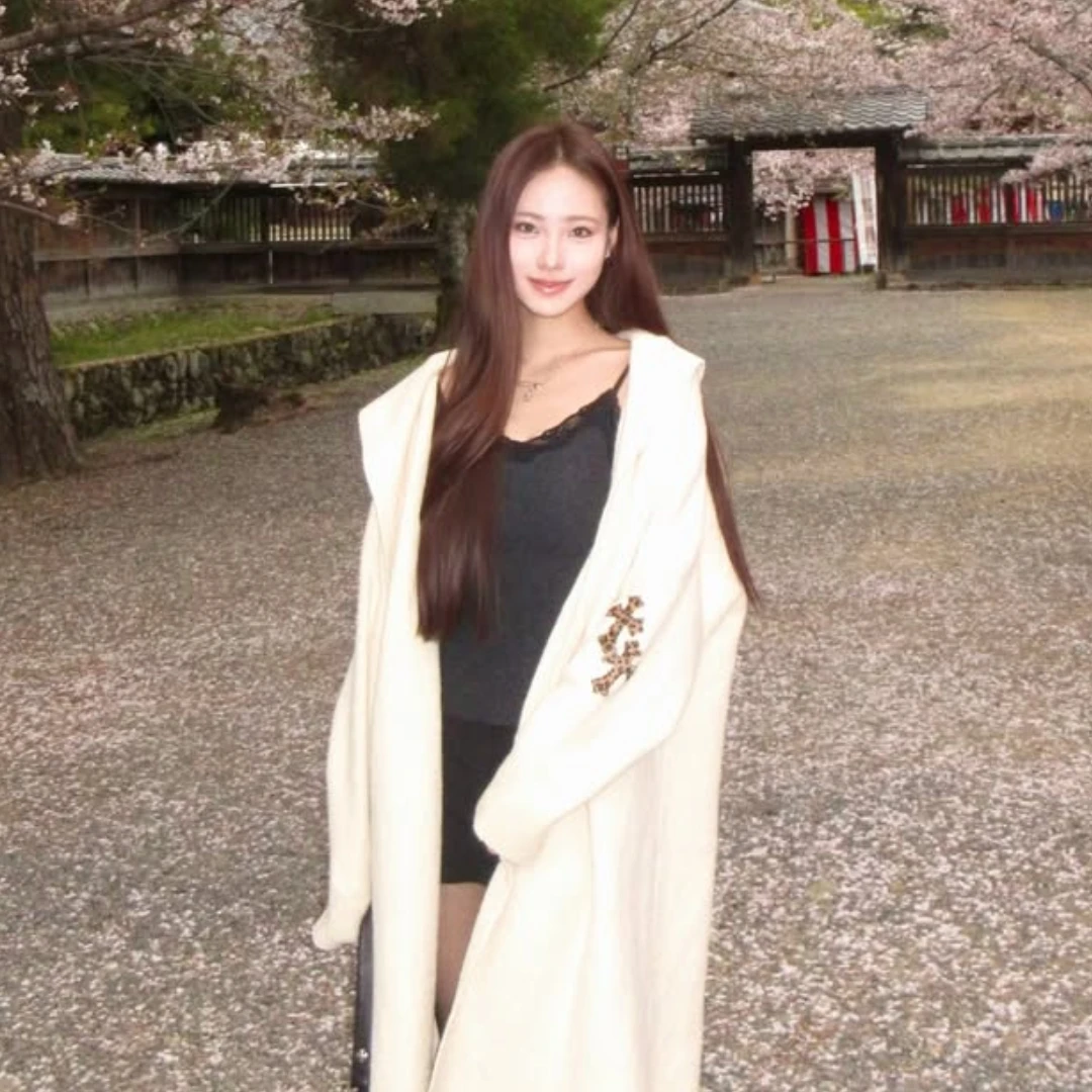 小S女兒Lily賞櫻穿搭貴氣爆棚！克羅心外套+小包，手上VCA四葉草手鍊意外吸睛