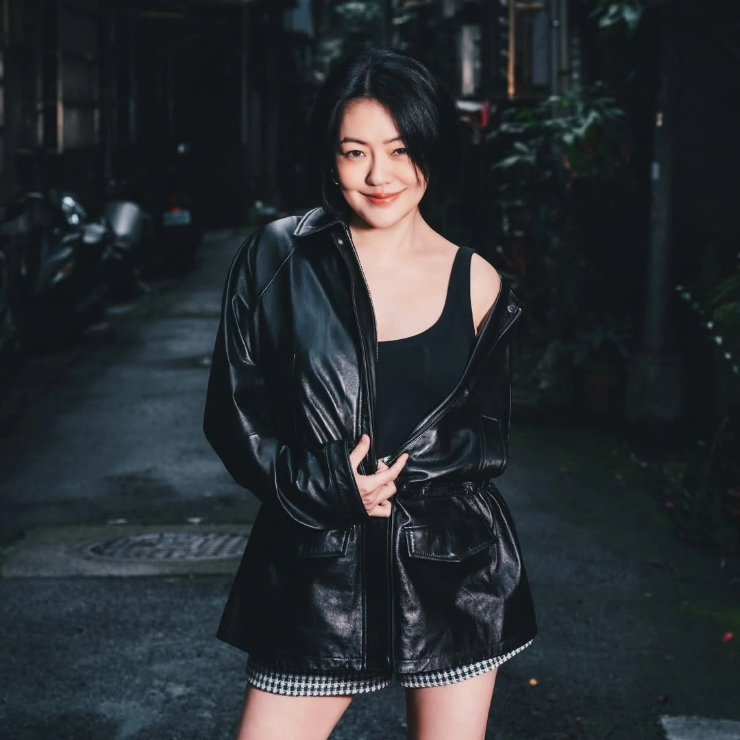 小S穿搭回來了！全黑穿搭辣曬細直美腿，穿ZARA工裝裙合體林志玲