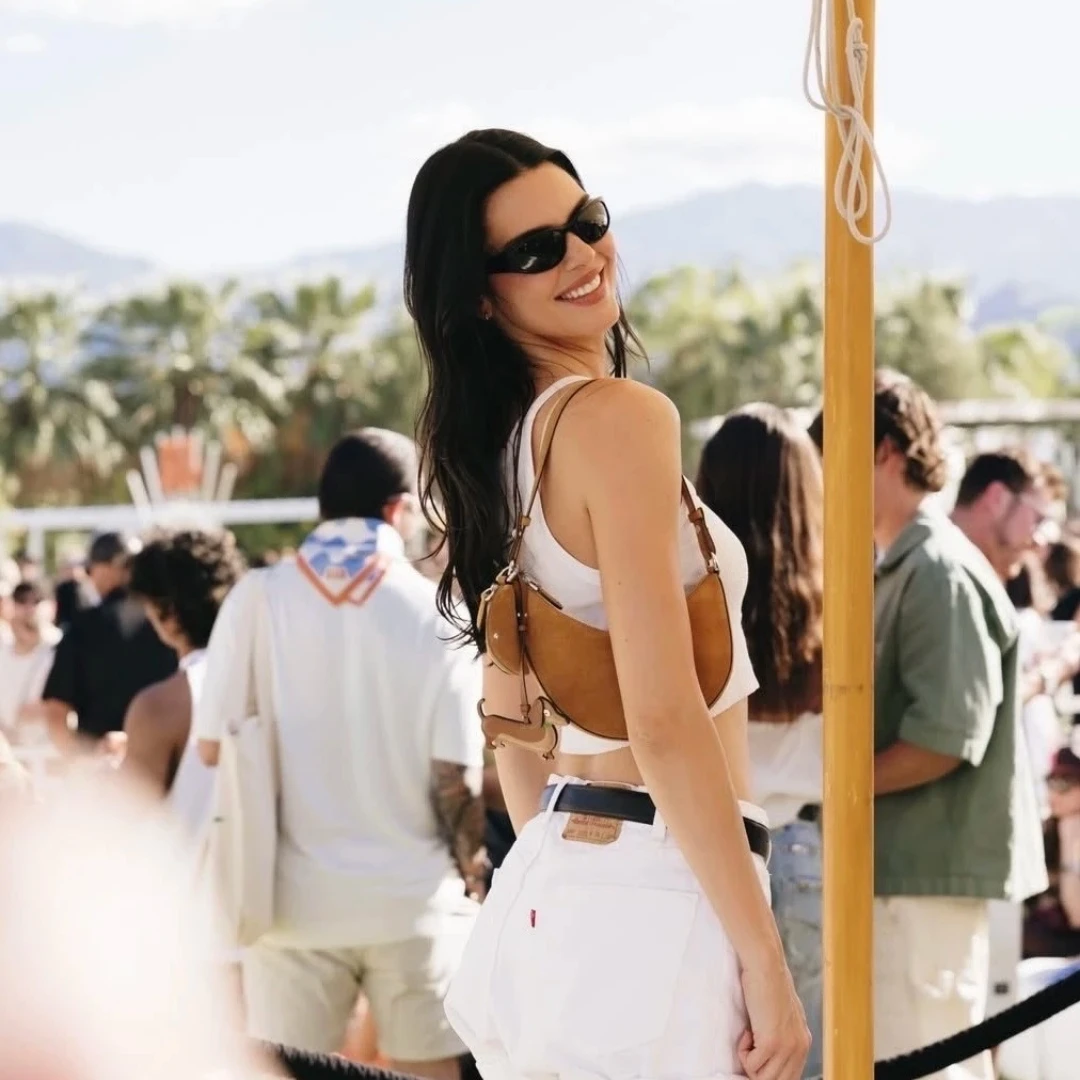 本季輕奢包logo都變小？超模Coachella同款「腋下包」網友熱搜，千元價格超耐裝！