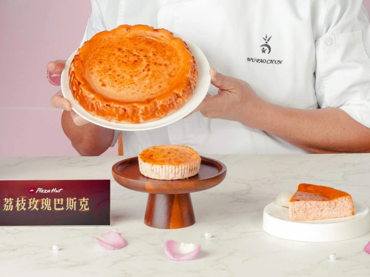 必勝客今年首度攜手「吳寶春麥方店」，將其揚名國際的「荔枝玫瑰」風味融入綿密乳酪，化身全新「荔枝玫瑰巴斯克」，4月14日起限時限量開賣！