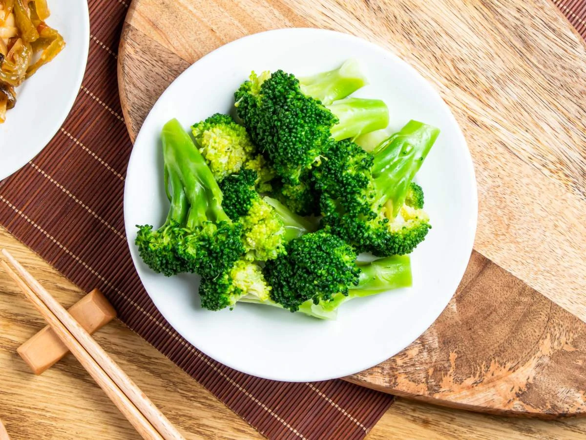 花椰菜怎麼洗才乾淨？專家教「整朵倒扣」洗掉蟲卵！2種保存秘訣放一週也青翠不變黃