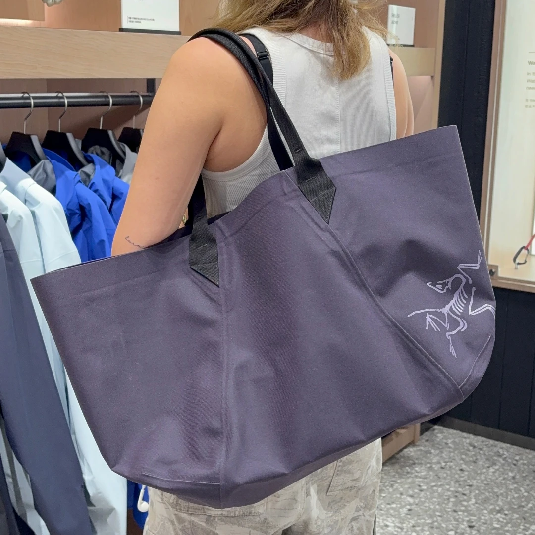 【編輯實裝週】始祖鳥台北101店開幕！代購瘋搶「防水托特包」有貨，機能外套、後背包實測