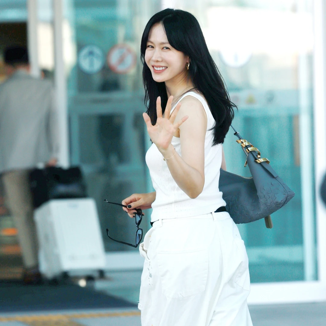 孫藝珍靠一件「白背心」穿搭美出高級感！休閒→正裝都百搭，加1物是精緻關鍵