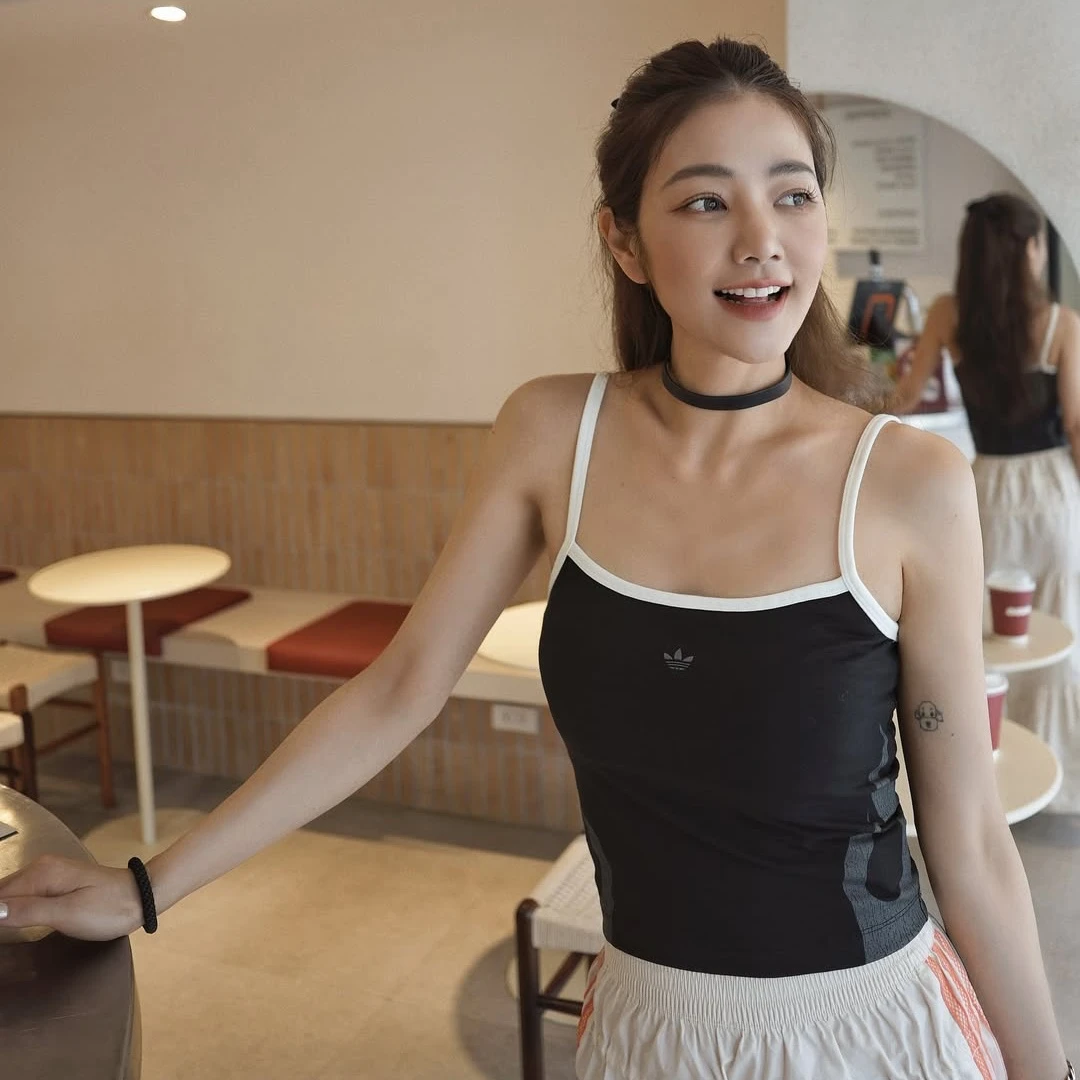 50歲許路兒無齡感秘訣曝光！每天早上做「1件事」，輪廓秒拉提、氣色紅潤又透亮！