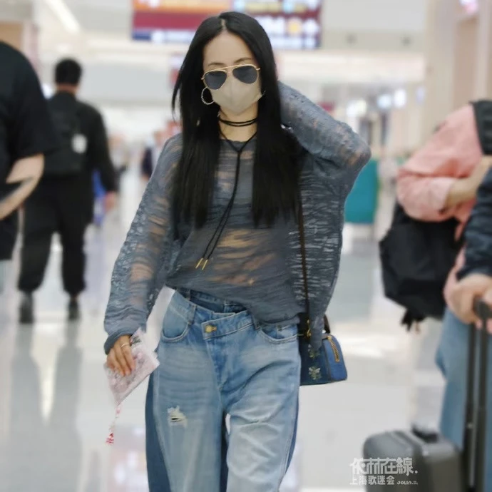 蔡依林透視裝「網洞薄長袖」物理防曬，輕鬆搞定換季穿搭！雙腰褲頭牛仔寬褲是顯瘦關鍵