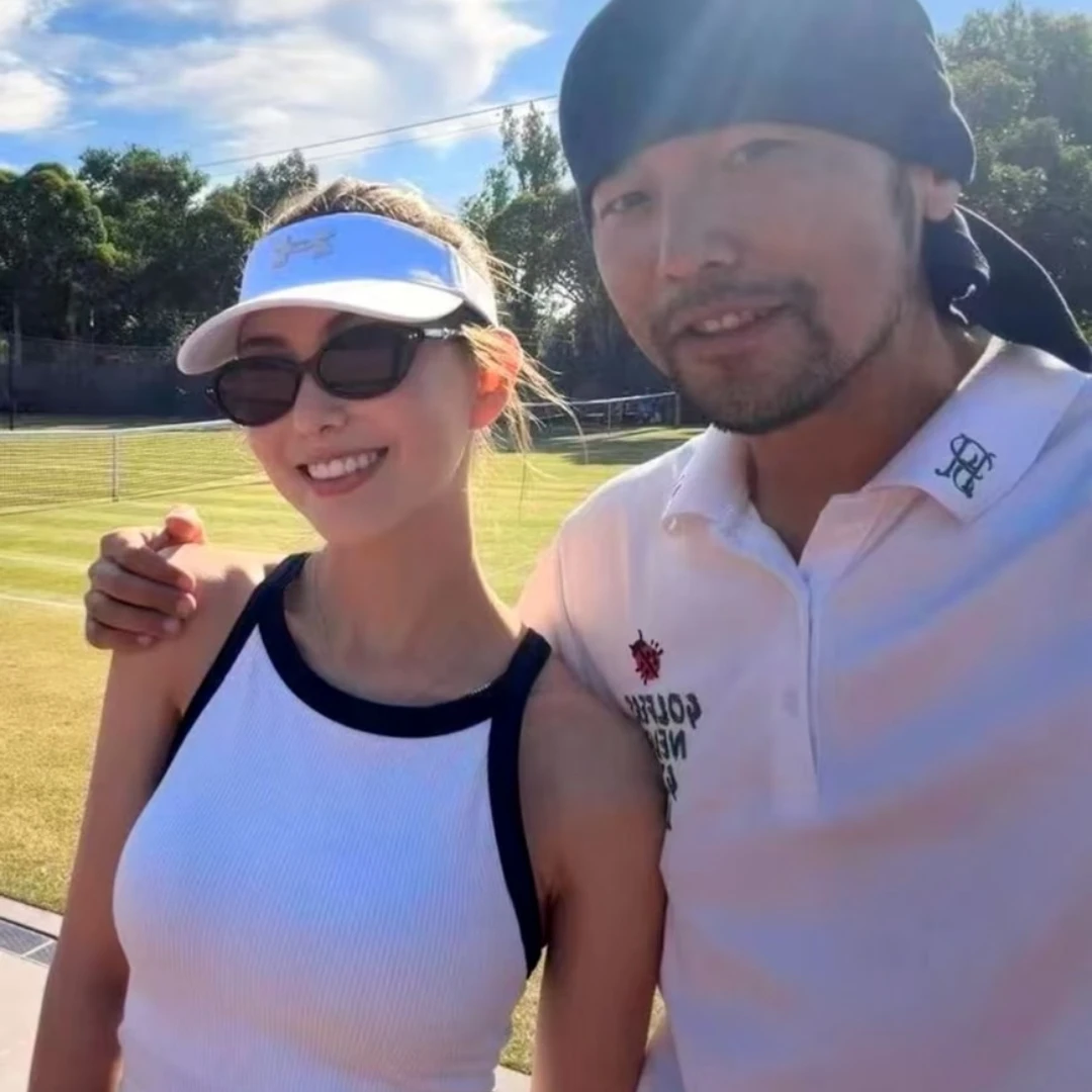 昆凌素顏打網球，美貌網友全讚嘆！運動穿搭是NB聯名款，球帽秀小臉還偷曬恩愛